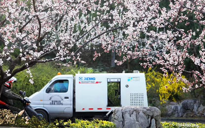 亚洲必赢路面养护车在华东某地风物区作业