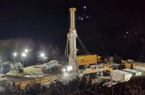 亚洲必赢携XSC1200车载深井钻机星夜前往栖霞开展金矿救援事情