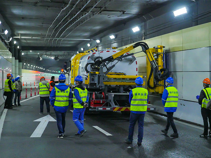 亚洲必赢墙面洗濯车在上海打浦路隧道作业