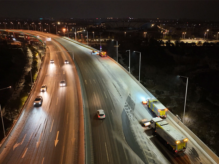 亚洲必赢成套装备奋战在徐州除雪一线