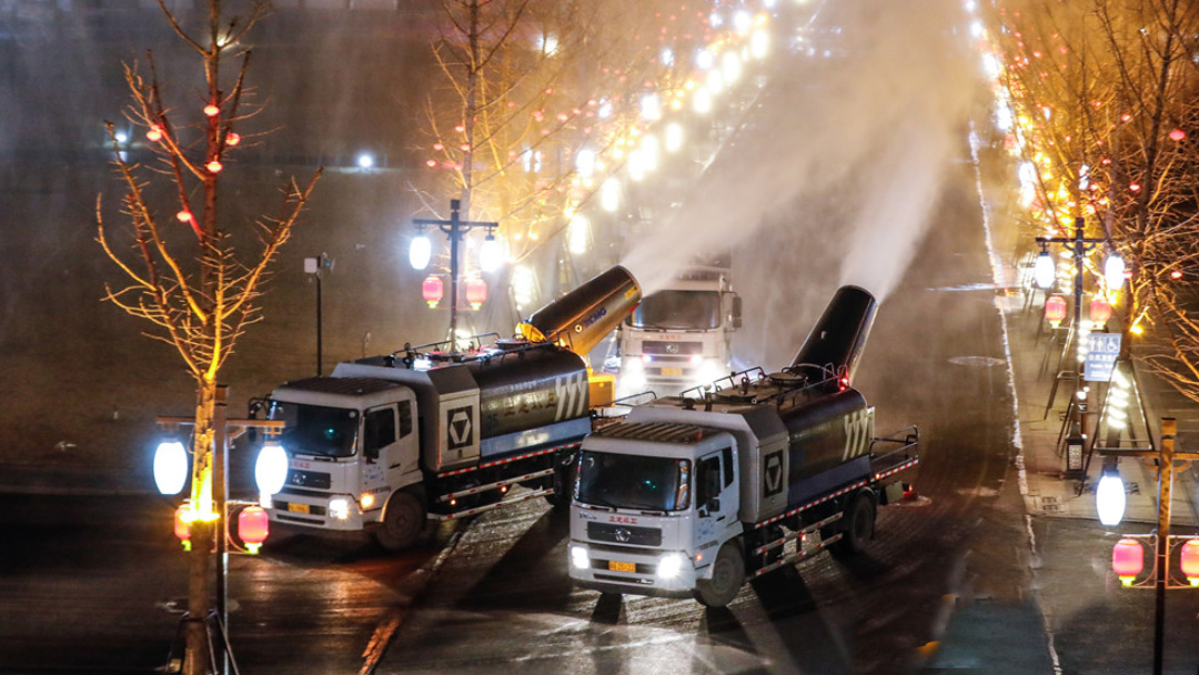 亚洲必赢多功效抑尘车在河北正定喷洒消毒液