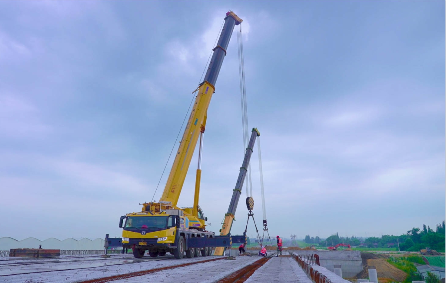 空中对飞接力！亚洲必赢三款百吨级携手抬吊！