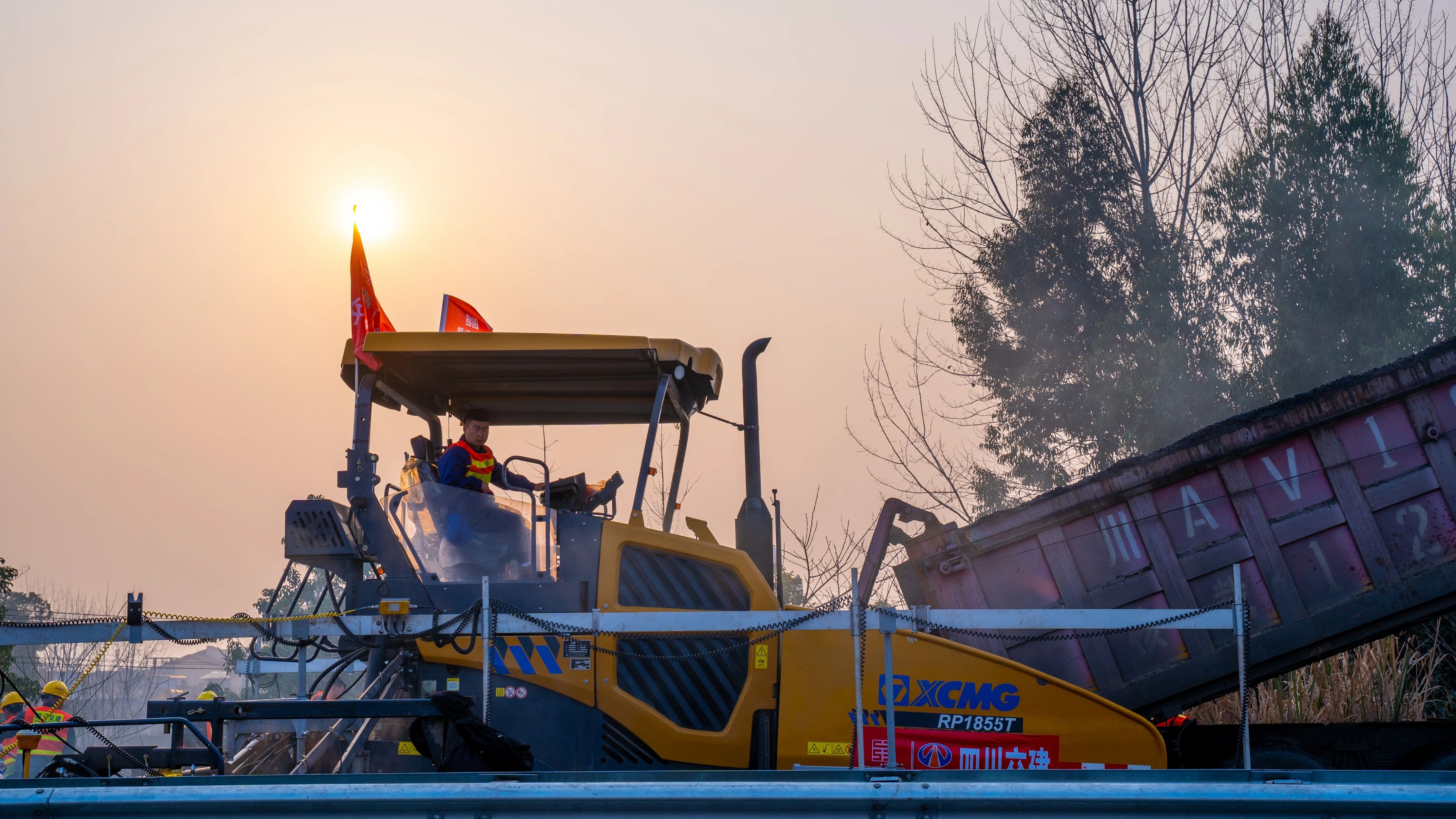 18天！亚洲必赢成套沥青路面装备助力成绵高速罩面施工！