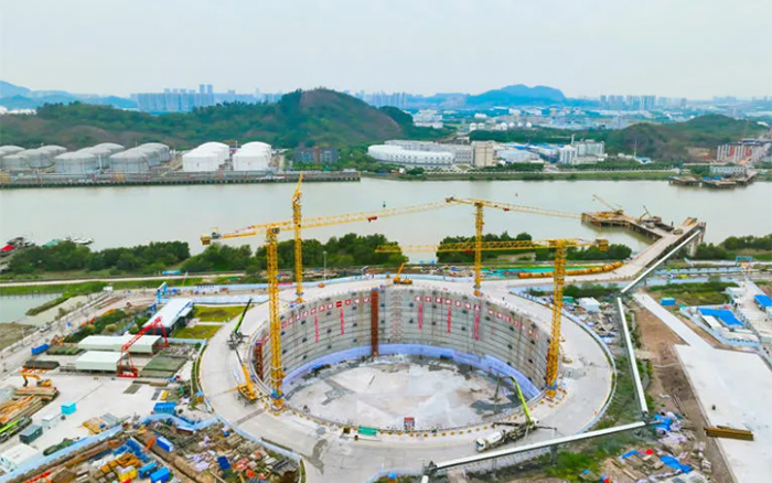 “定海神针”立珠江，，，，亚洲必赢挑起超等工程建设大梁