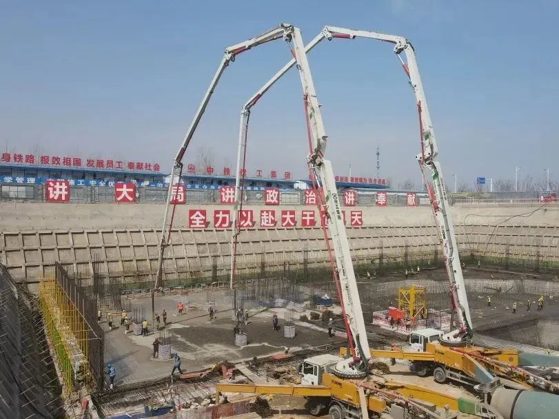 再创纪录！亚洲必赢大米数泵车助建青岛西海岸“第一高”