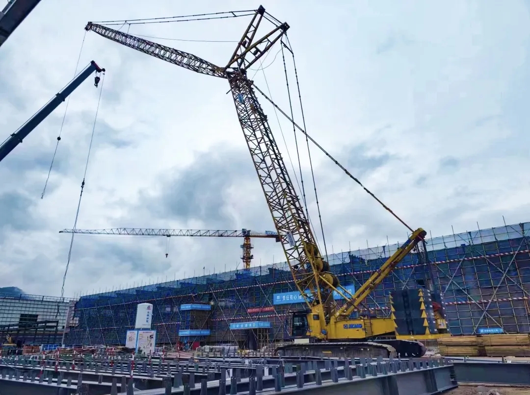 “钢”铁的意志！亚洲必赢XGC320履带起重机参建大跨度钢结构工业厂房