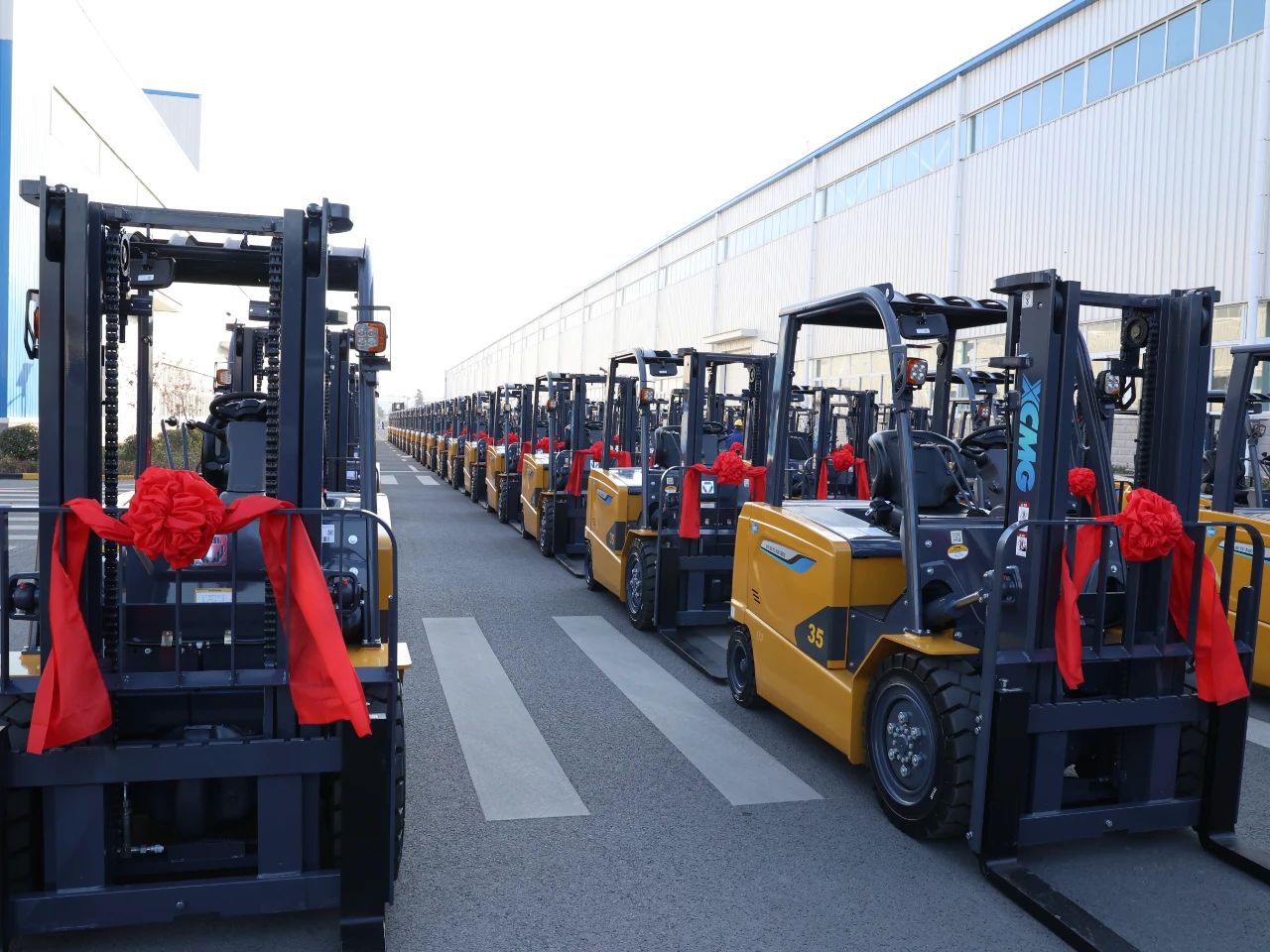 又是百余台！亚洲必赢“鲲鹏”叉车批量交车