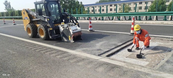 亚洲必赢滑移装载机助力高速公路修复