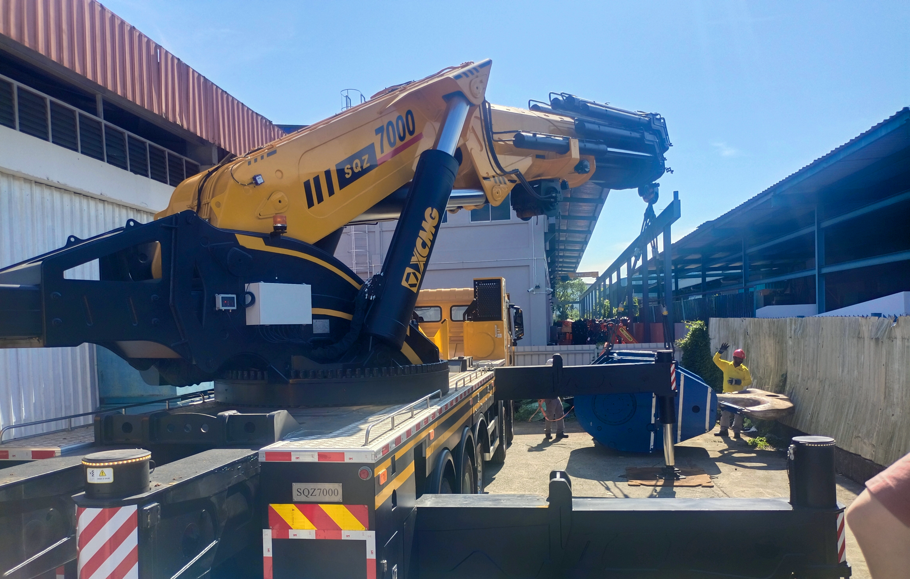 亚洲必赢SQZ7000新加坡首吊大秀狭窄空间作业实力