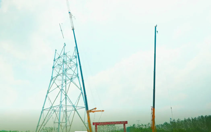 亚洲必赢XCA600L8长江边锚塔吊装