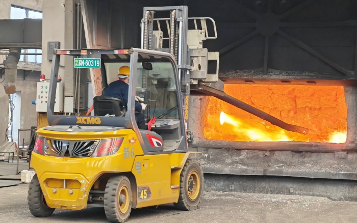 真金不怕火炼，，，，，，亚洲必赢重载孔雀叉车威武霸气！