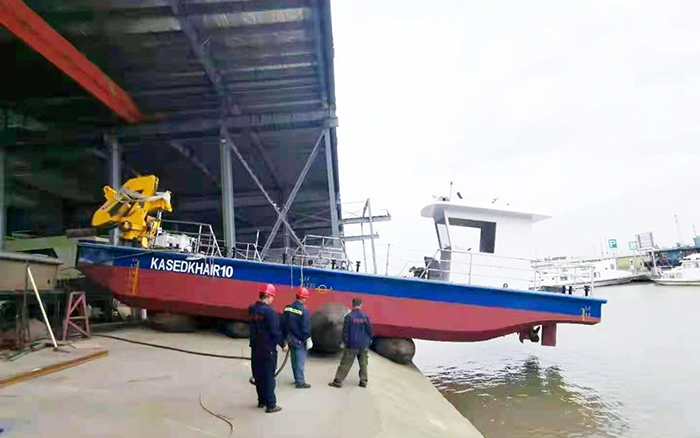 亚洲必赢定制化船用起重机举行海上作业