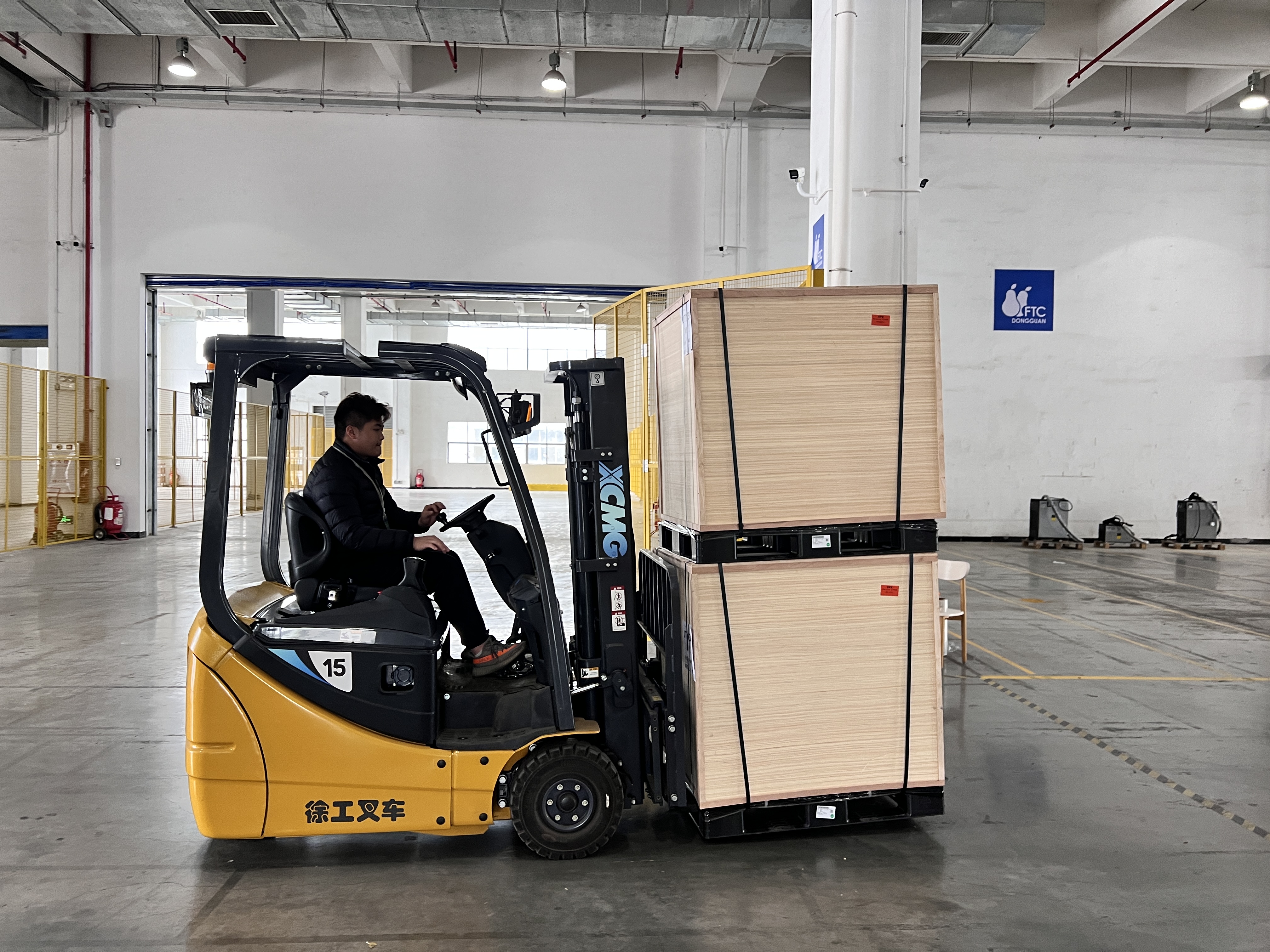 亚洲必赢三支点系列叉车助力物流仓储行业无邪搬运