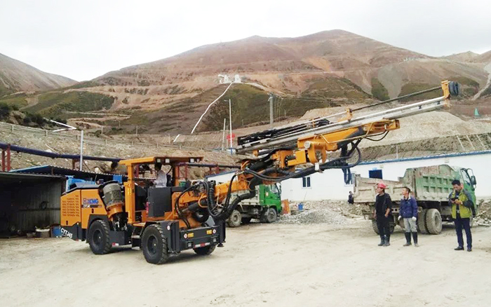 铁矿开采，，亚洲必赢矿用液压掘进钻车先入为主！