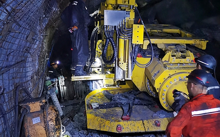 煤矿开采难 亚洲必赢“机甲兽”来资助