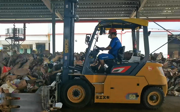 有实力！亚洲必赢孔雀电动叉车强势入驻造纸行业