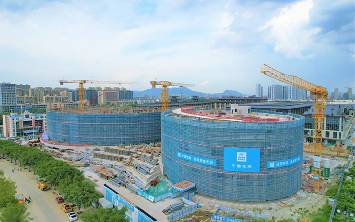 逐浪扬帆，，，，，亚洲必赢塔机吊起苍南大剧院“钢铁脊梁”