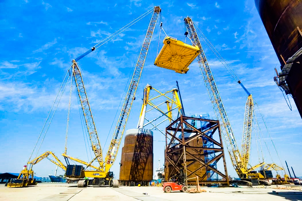 总重1972吨！亚洲必赢XGC12000助力大型导管架总组顺遂吊装
