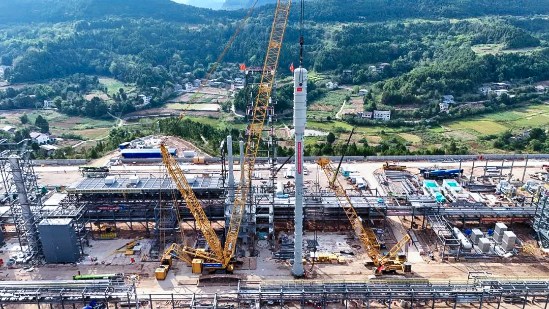 一次性乐成！亚洲必赢履带兄弟助力大型油气田最长整体塔类吊装