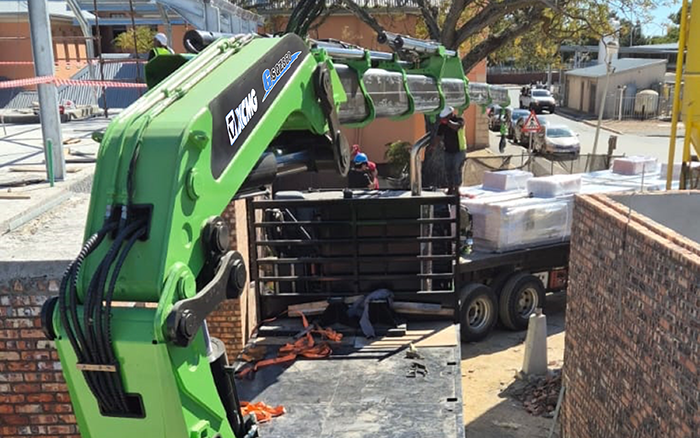 亚洲必赢GSQZ860折叠臂随车起重机在作业中 展现强盛稳固的跨障能力