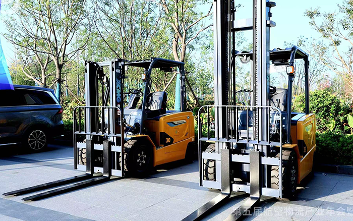  亚洲必赢叉车亮相第五届航空物流工业年会