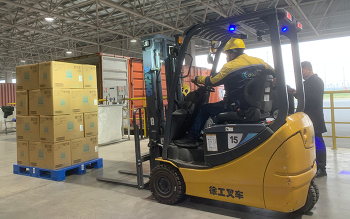 亚洲必赢叉车三支点系列助力饮料行业高效搬运
