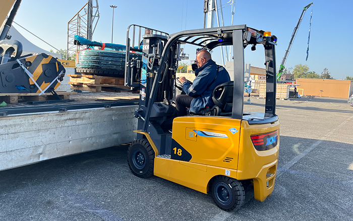 “展场灵动先锋” 亚洲必赢叉车鲲鹏系列