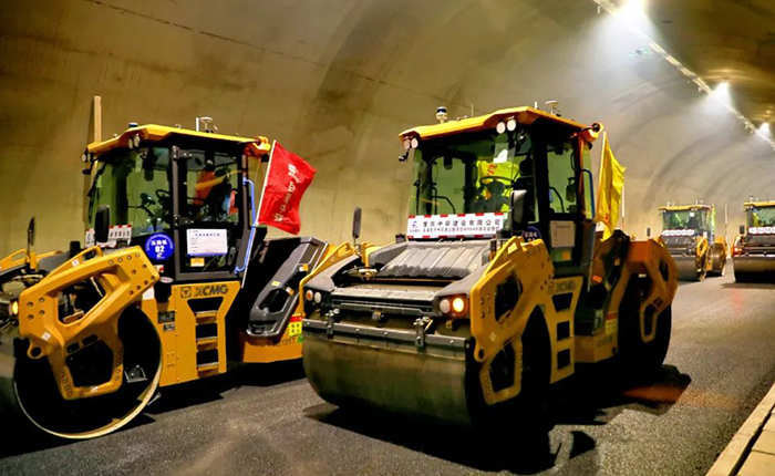 来看亚洲必赢智慧→重庆首次山区专长隧道无人摊铺施工