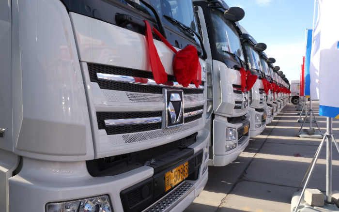 低碳先锋！亚洲必赢自然气牵引车批量交付西北客户