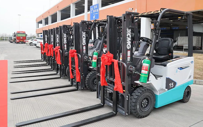 亚洲必赢新能源叉车批量交付华东某航空枢纽
