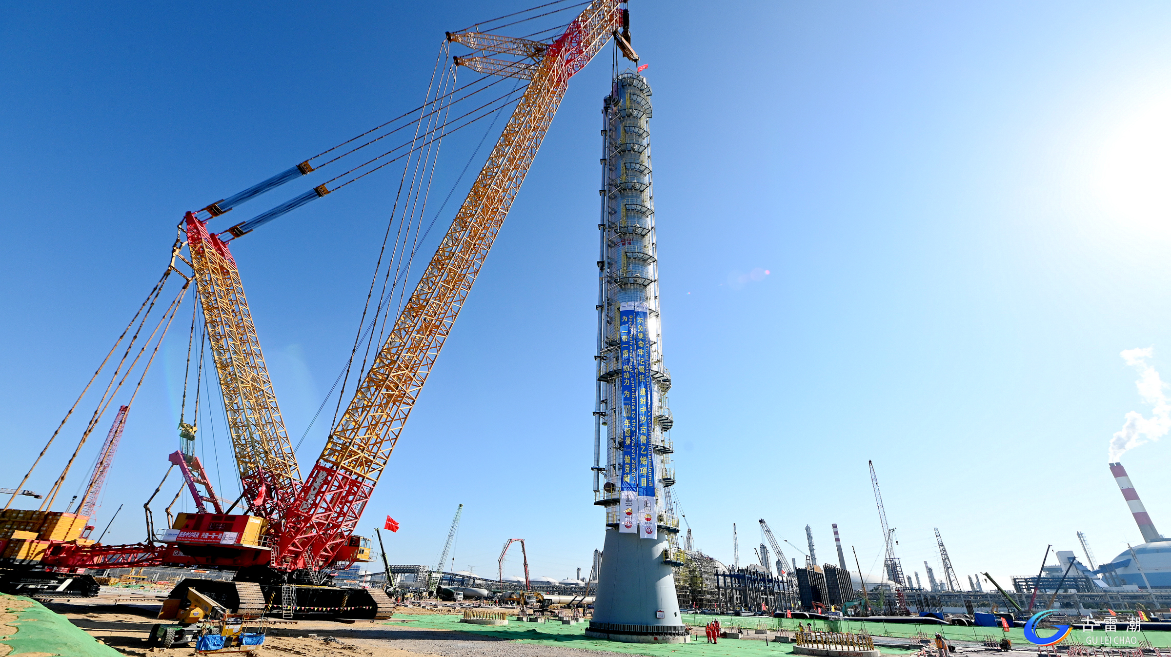 吊重1150吨！XGC88000助力大型石化项目首台千吨级装备精准就位