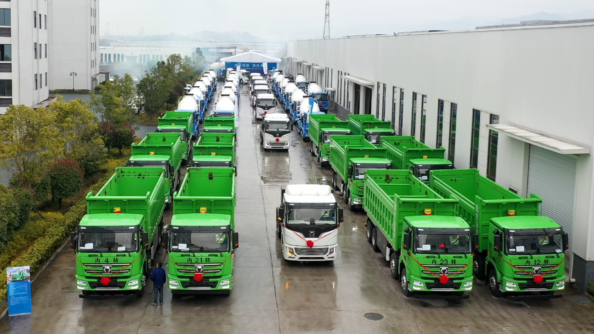  百台亚洲必赢新能源成套化运输装备交付盛况直击