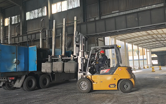 亚洲必赢孔雀高性能重载锂电叉车助力冶金行业加速生长