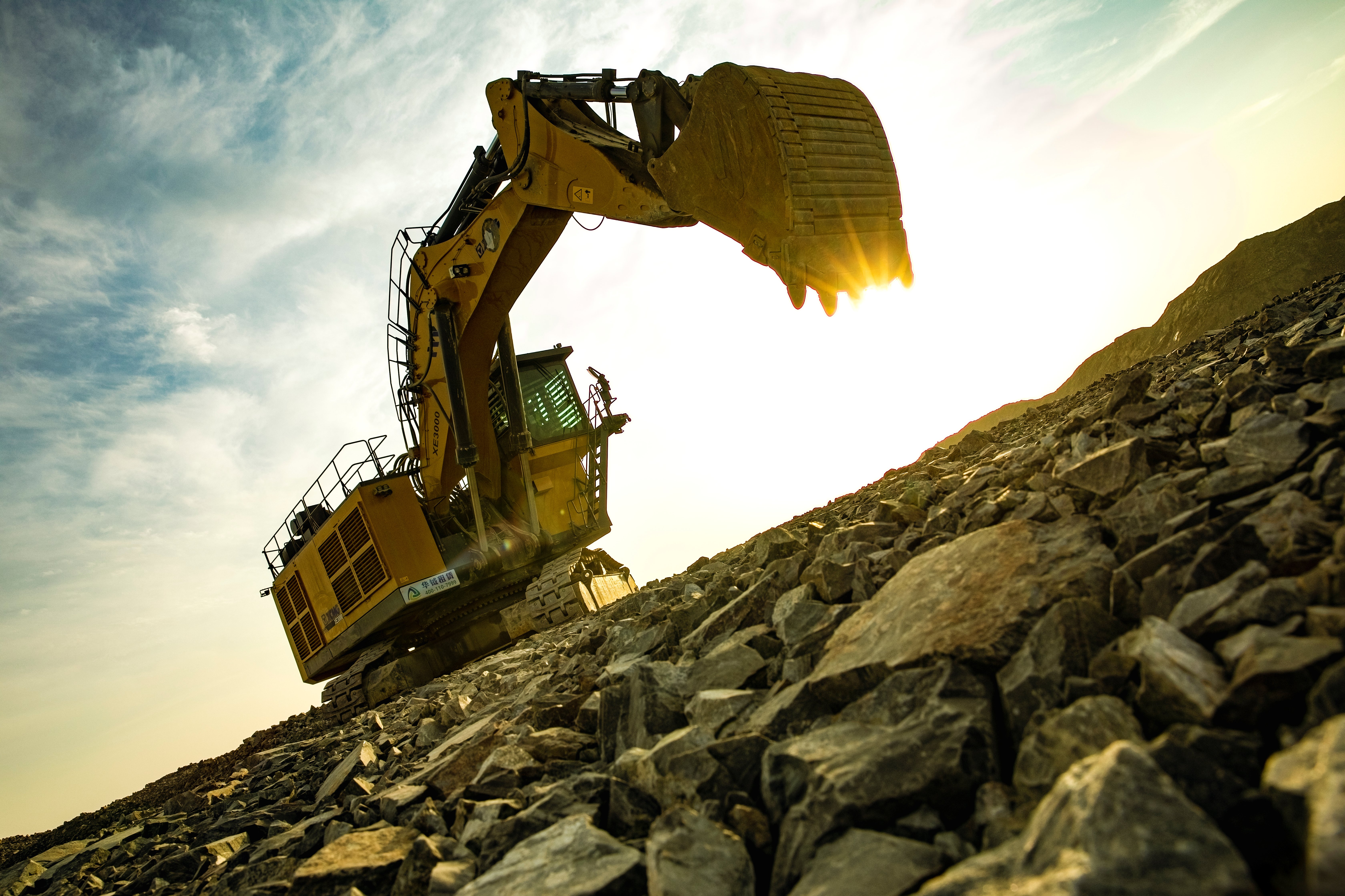大型露天矿山智选之作，，，亚洲必赢XE3000矿用挖掘机