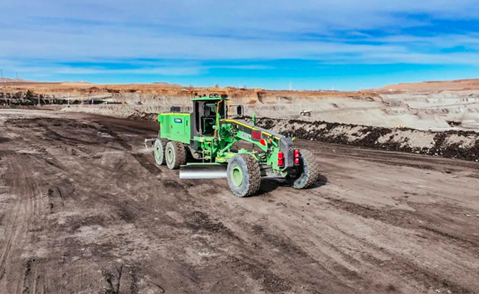 天下首台！矿用大功率纯电动平地机震撼登。。。。。