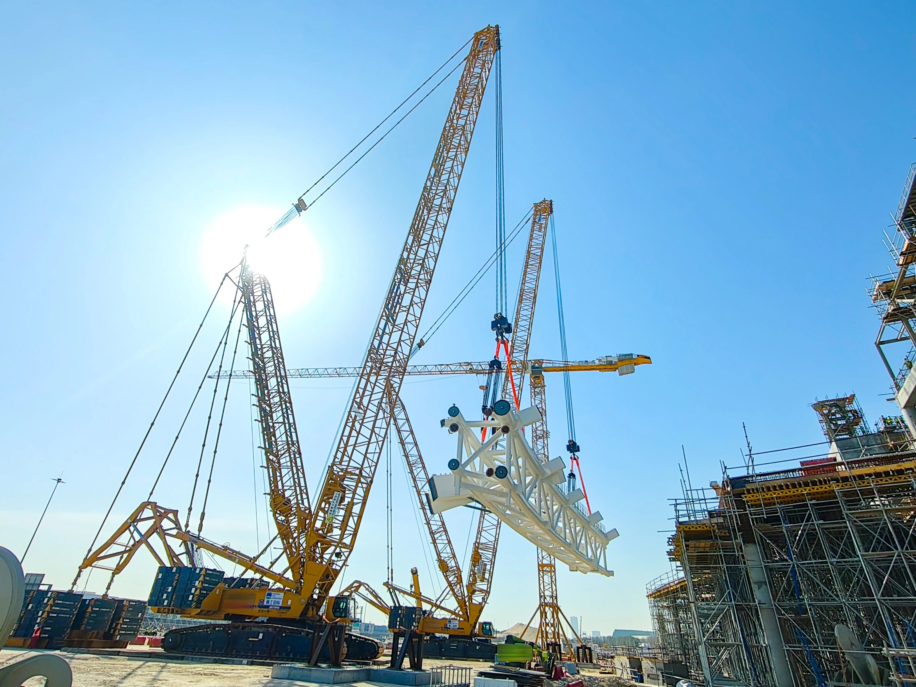 毫米级精度托举天下杯梦想——亚洲必赢履带起重机奋战沙特！