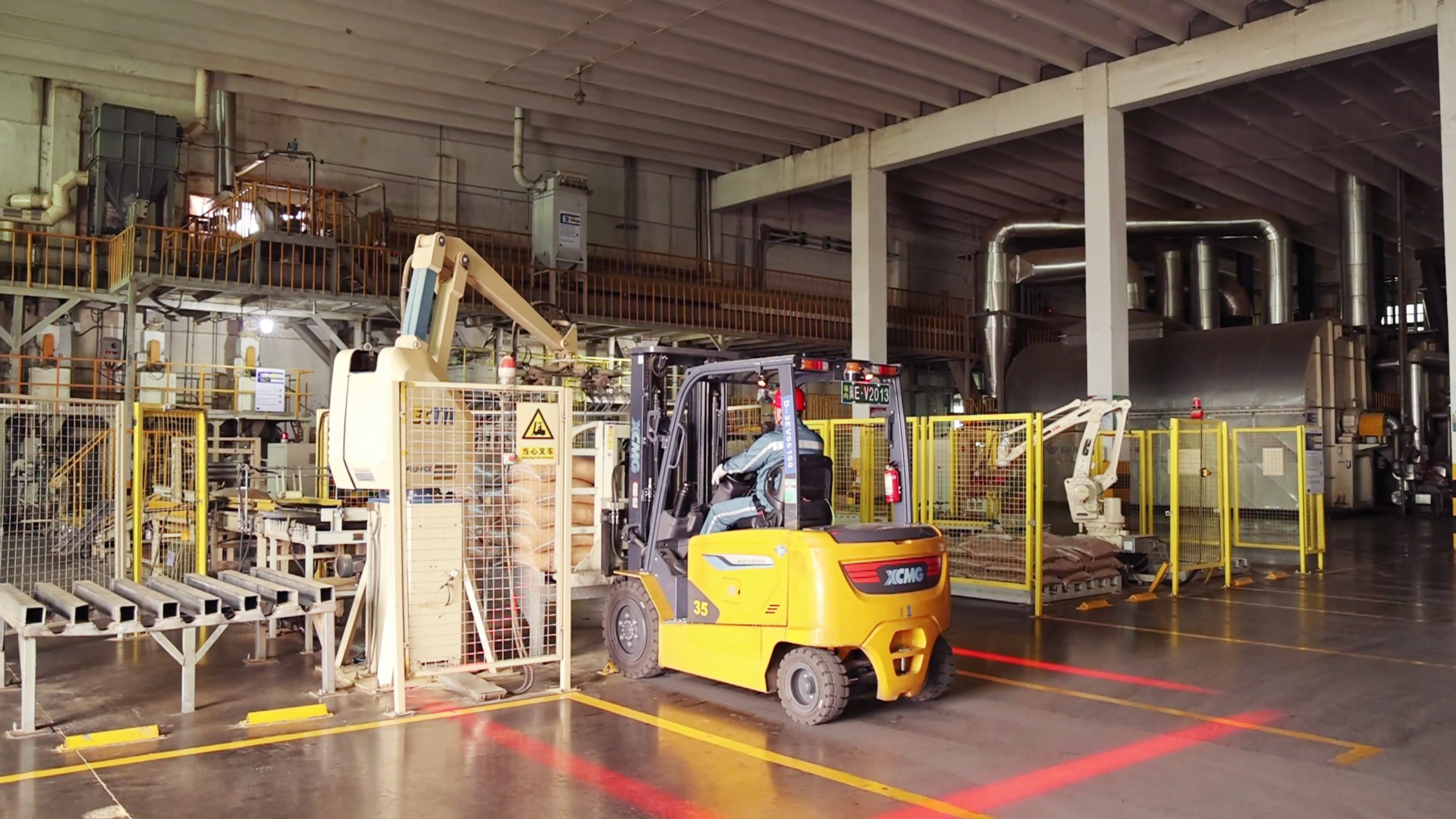 亚洲必赢鲲鹏系列新能源叉车，，，食物厂物料搬运新方案