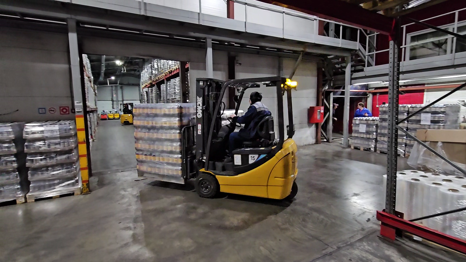 狭窄空间搬运利器！亚洲必赢三支点平衡重叉车