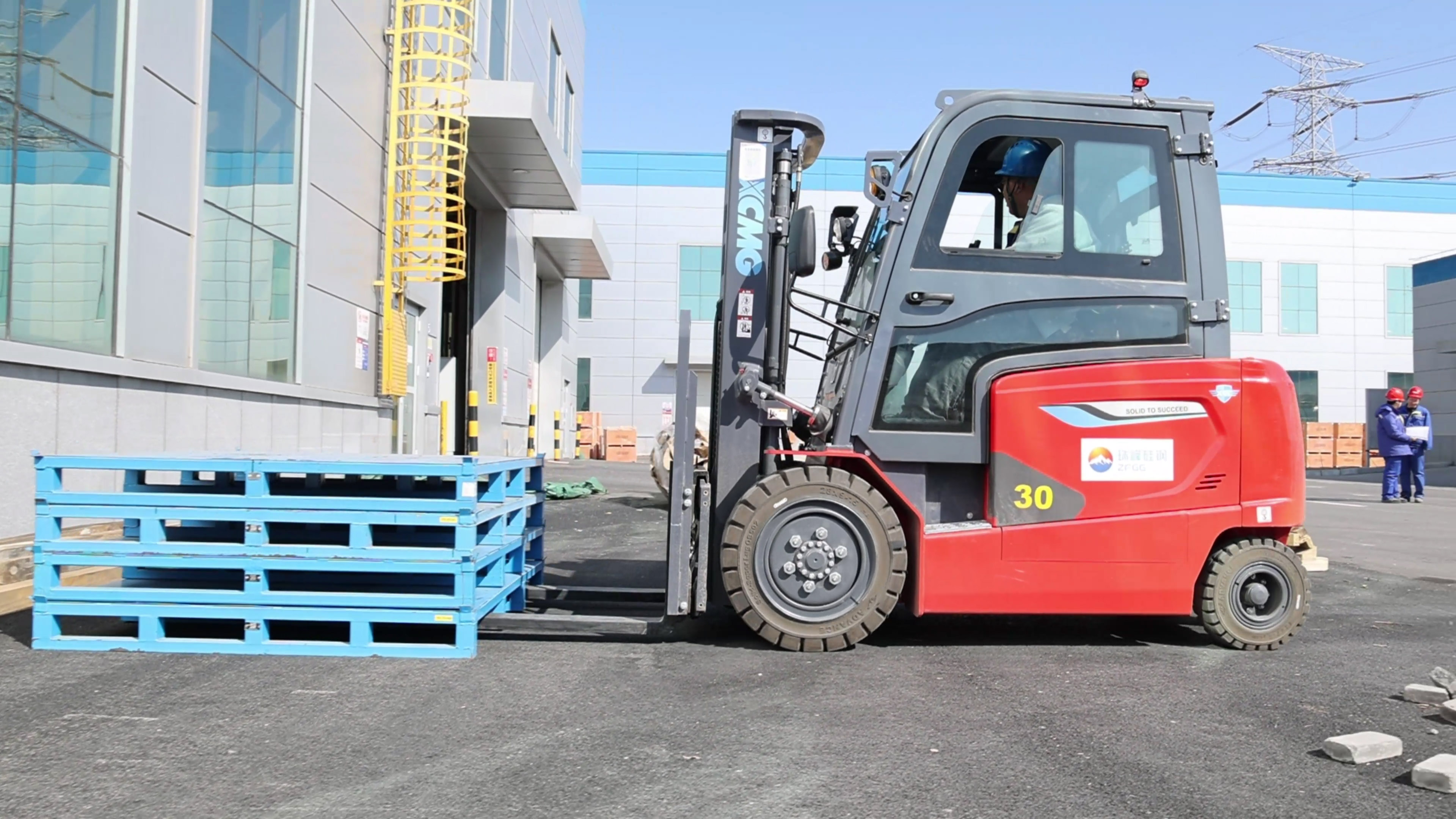 小巧精悍，，，亚洲必赢鲲鹏系列电动平衡重叉车制造业大展身手