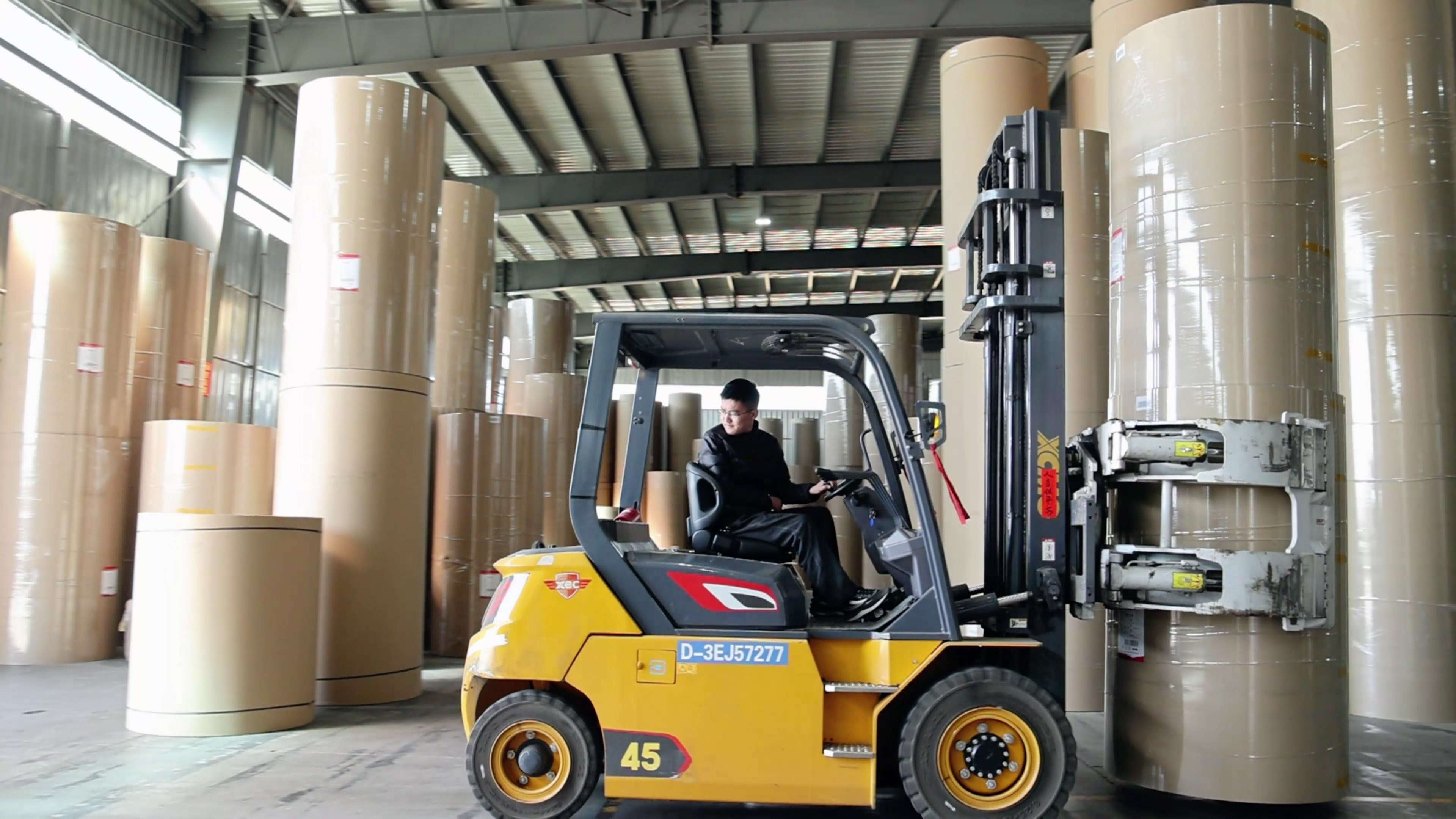 纸卷厂搬运利器，，，亚洲必赢孔雀系列高压重载电动叉车