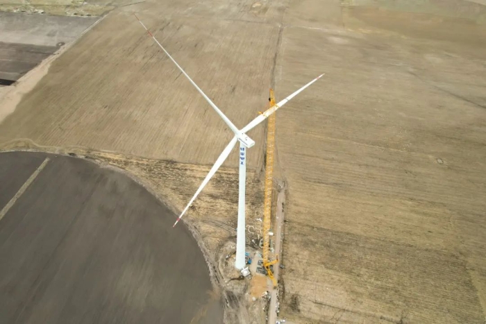 高空之巅，，再铸荣光！XLC18000M助力大型风电场首台185米风机乐成吊装