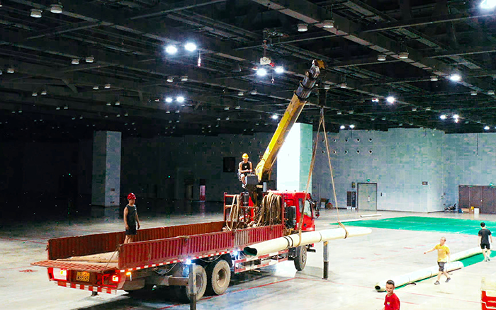 高效稳护航，，，，，亚洲必赢随车起重机赋能广西会展中心体育场馆塑胶铺设