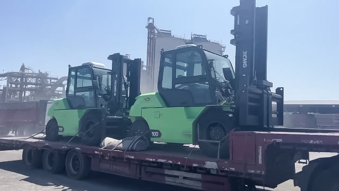 从室内到室外，，，24小时一直歇！亚洲必赢孔雀叉车扎根新疆钢材厂