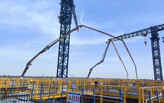 72米巨臂显神威！亚洲必赢“钢铁侠”集结汉南长江大桥