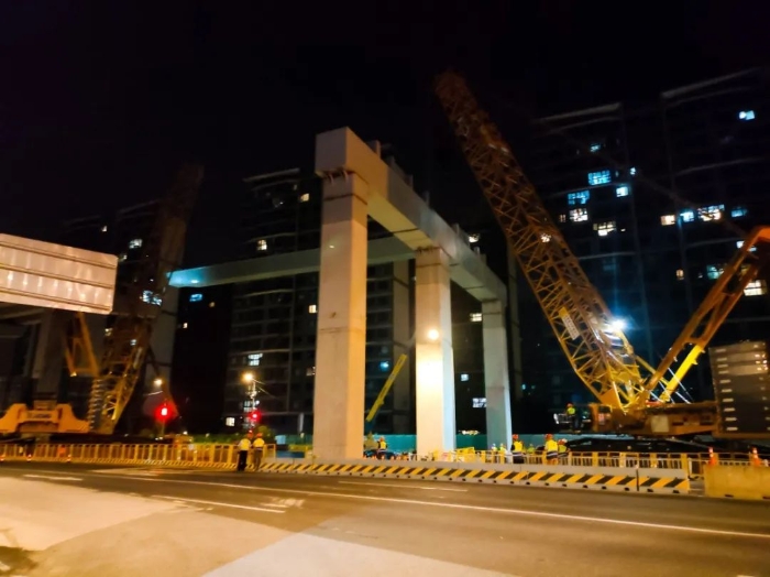 双机联动，，，毫米操控！亚洲必赢XGC11000高效破解高架桥施工难题