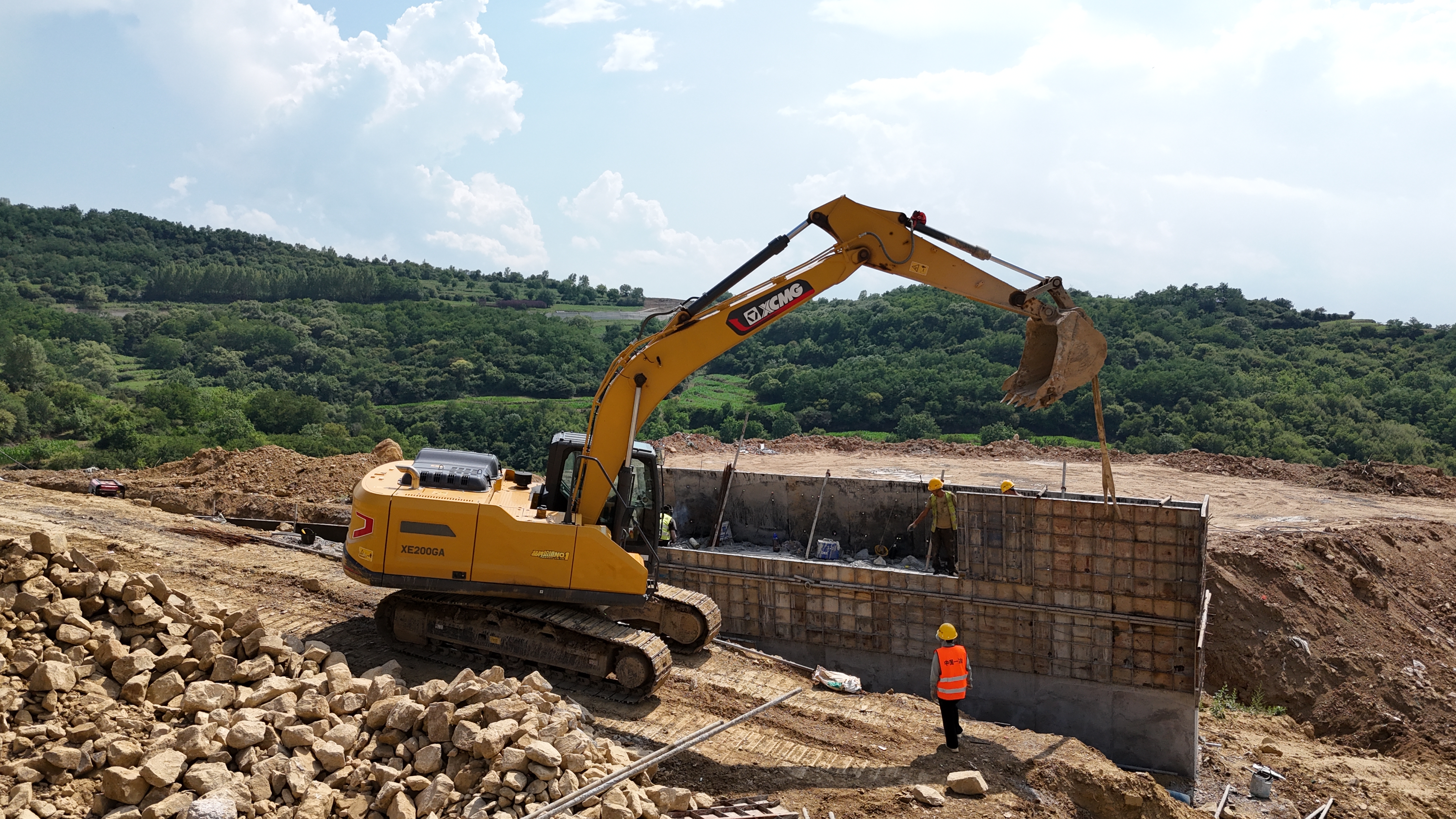 亚洲必赢XE200GA硬核攻坚国道建设，，，，“开路先锋”实力出圈！