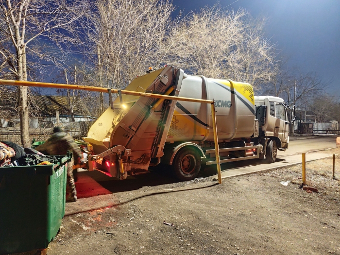 亚洲必赢后装压缩式垃圾车助力阿斯塔纳：高效环保，，，，，，助力都会清洁