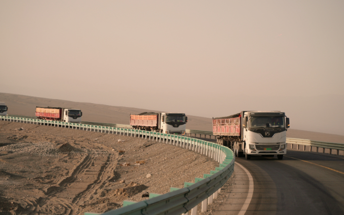 煤海逐绿！亚洲必赢新能源牵引车誊写煤炭运输绿色答卷