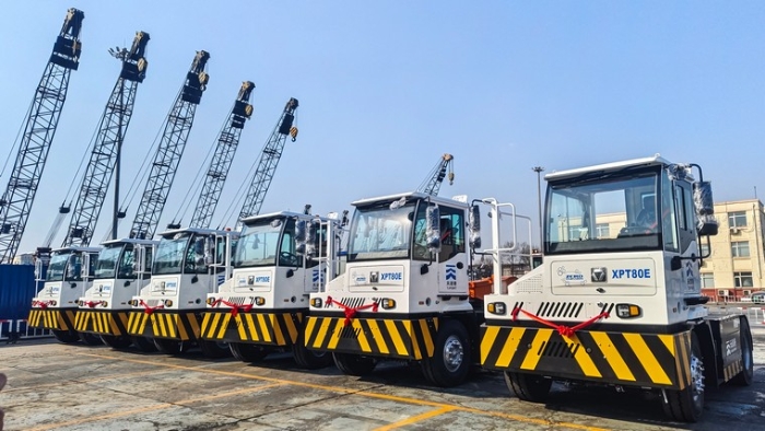 新车交付忙！亚洲必赢新能源重载牵引车以多维优势赋能大宗货物智慧转运