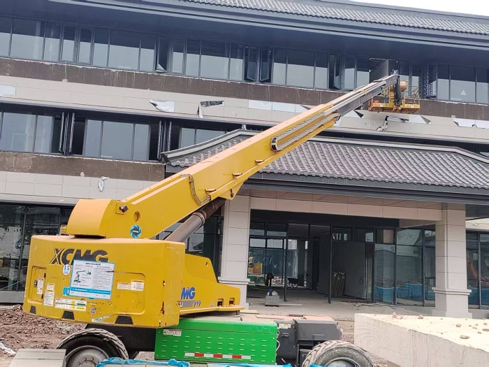 绿色施工进校园，，，，，亚洲必赢电动直臂助力广安理工学院新建项目